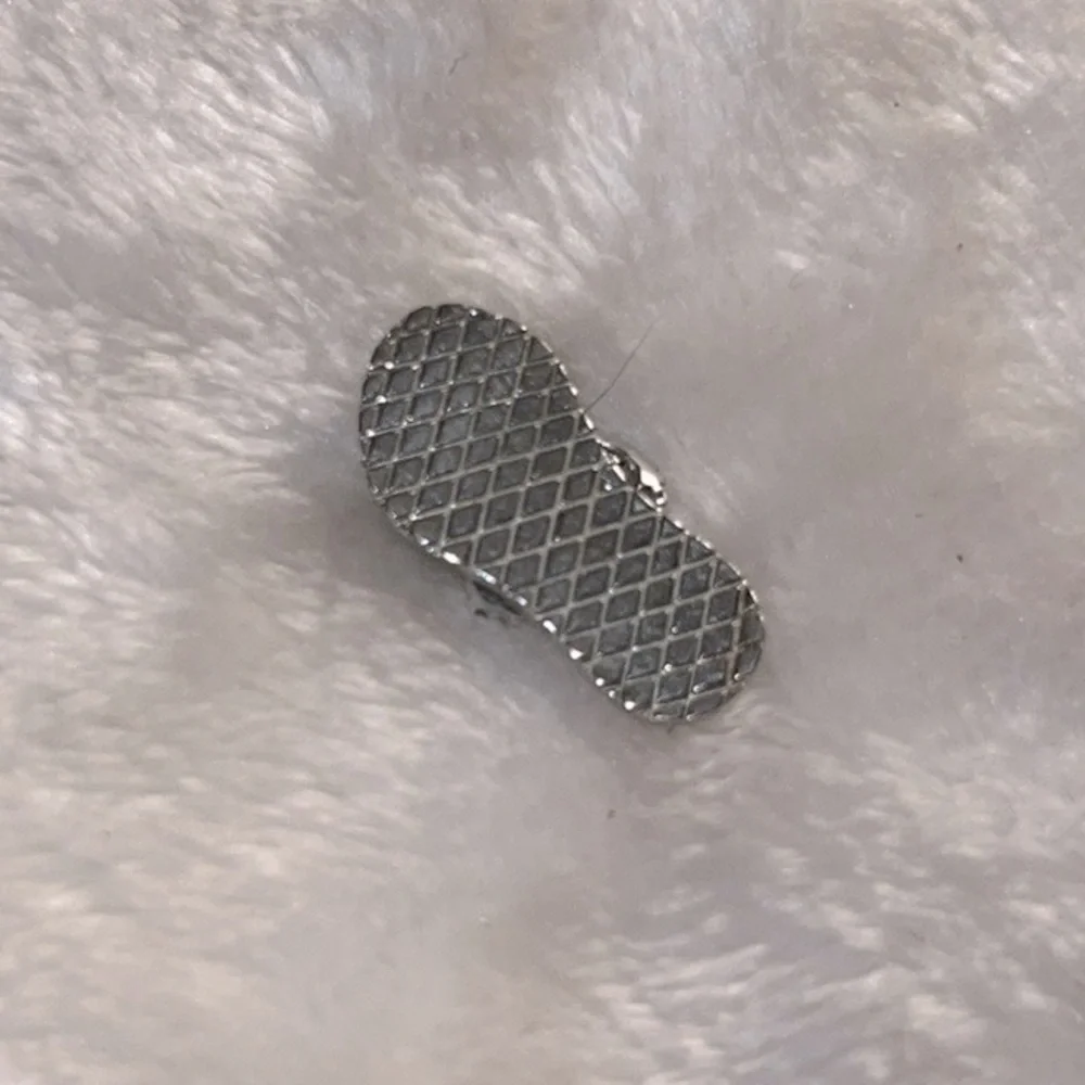 🩴 RHINESTONE CRYSTAL EMBELLISHED SILVER FLIP FLOP PENDANT - Picture 4 of 6